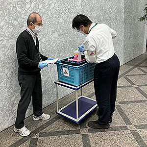 オフィスの消毒液交換